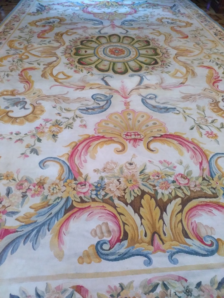 Единственная в Москве профильная химчистка антикварных ковров предлагает потрясающие услуги сухой чистки изделий, имеющих художественную и историческую ценность.